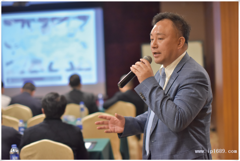 順德考特斯CEO陳俊添先生（圖一）與考特斯德國(guó)總部銷(xiāo)售總監(jiān)Alain-Cappelle（圖二）致歡迎辭及作公司介紹：擁有80多年歷史的考特斯是全球第一家生產(chǎn)商用擠出吹塑成型機(jī)的制造商，也是世界最大的擠出吹塑成型機(jī)械設(shè)備供應(yīng)商之一。-(1)