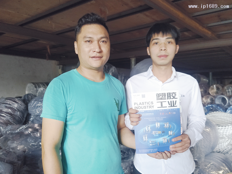 中山市古鎮誠普達塑料加工廠廠長符定清(左)